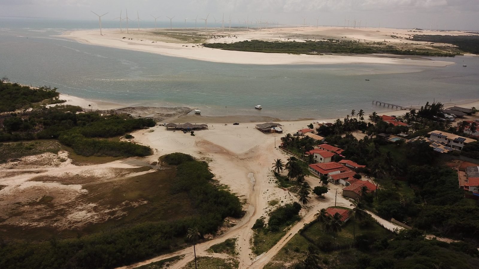 Vista aérea das praias de Fortim, Ceará, com o encontro do Rio Jaguaribe com o mar